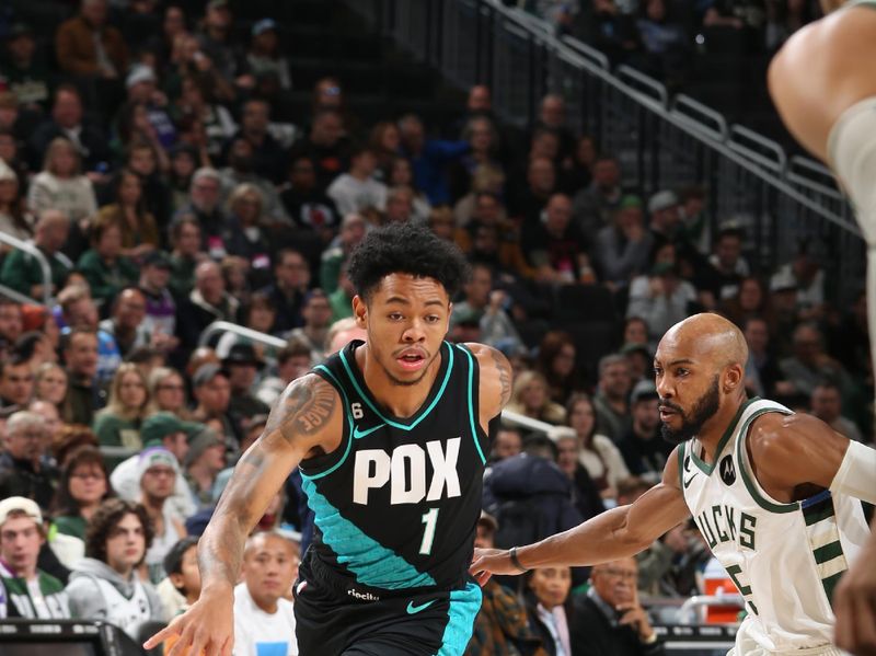 MILWAUKEE, WI - NOVEMBER 21: Anfernee Simons #1 of the Portland Trail Blazers drives to the basket during the game on November 21, 2022 at the Fiserv Forum Center in Milwaukee, Wisconsin. NOTE TO USER: User expressly acknowledges and agrees that, by downloading and or using this Photograph, user is consenting to the terms and conditions of the Getty Images License Agreement. Mandatory Copyright Notice: Copyright 2022 NBAE (Photo by Gary Dineen/NBAE via Getty Images).