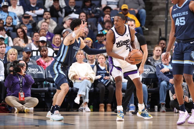 MEMPHIS, TN - JANUARY 29:  De'Aaron Fox #5 of the Sacramento Kings handles the ball during the game against the Memphis Grizzlies on January 29, 2024 at FedExForum in Memphis, Tennessee. NOTE TO USER: User expressly acknowledges and agrees that, by downloading and or using this photograph, User is consenting to the terms and conditions of the Getty Images License Agreement. Mandatory Copyright Notice: Copyright 2024 NBAE (Photo by Joe Murphy/NBAE via Getty Images)