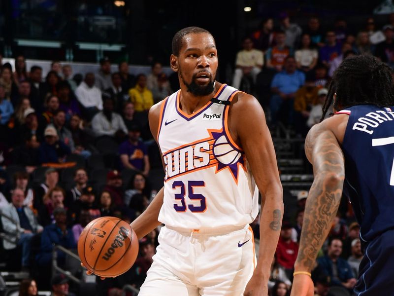 PHOENIX, AZ - JANUARY 27:  Kevin Durant #35 of the Phoenix Suns handles the ball during the game against the LA Clippers on January 27, 2025 at Footprint Center in Phoenix, Arizona. NOTE TO USER: User expressly acknowledges and agrees that, by downloading and or using this photograph, user is consenting to the terms and conditions of the Getty Images License Agreement. Mandatory Copyright Notice: Copyright 2025 NBAE (Photo by Kate Frese/NBAE via Getty Images)