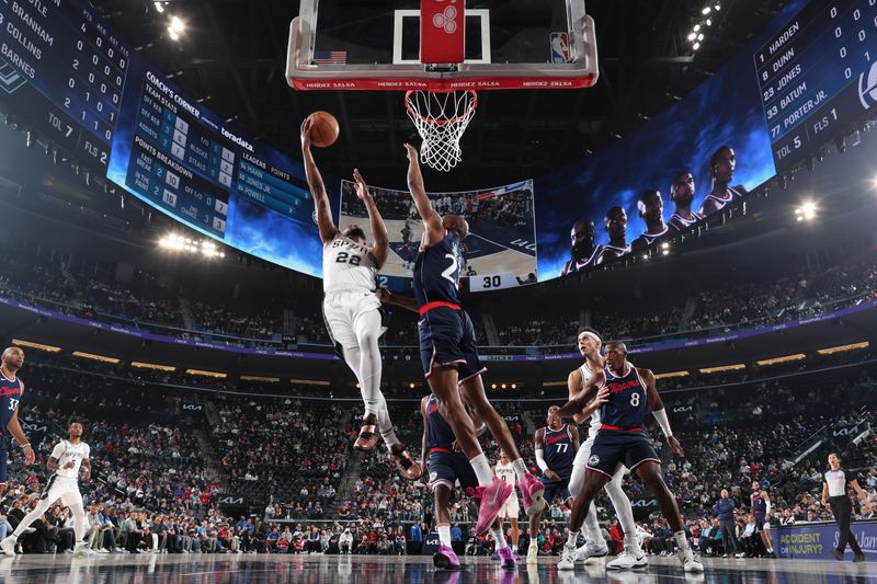 INGLEWOOD, CA - NOVEMBER 4: Malaki Branham #22 of the San Antonio Spurs drives to the basket during the game against the LA Clippers on November 4, 2024 at Intuit Dome in Los Angeles, California. NOTE TO USER: User expressly acknowledges and agrees that, by downloading and/or using this Photograph, user is consenting to the terms and conditions of the Getty Images License Agreement. Mandatory Copyright Notice: Copyright 2024 NBAE (Photo by Nathaniel S. Butler/NBAE via Getty Images)