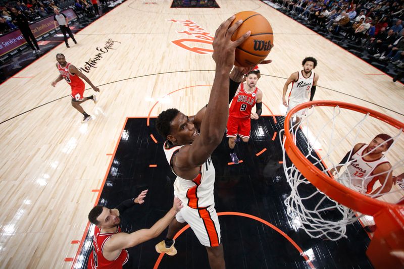 DETROIT, MI - NOVEMBER 18: Jalen Duren #0 of the Detroit Pistons dunks the ball during the game against the Chicago Bulls on November 18, 2024 at Little Caesars Arena in Detroit, Michigan. NOTE TO USER: User expressly acknowledges and agrees that, by downloading and/or using this photograph, User is consenting to the terms and conditions of the Getty Images License Agreement. Mandatory Copyright Notice: Copyright 2024 NBAE (Photo by Brian Sevald/NBAE via Getty Images)