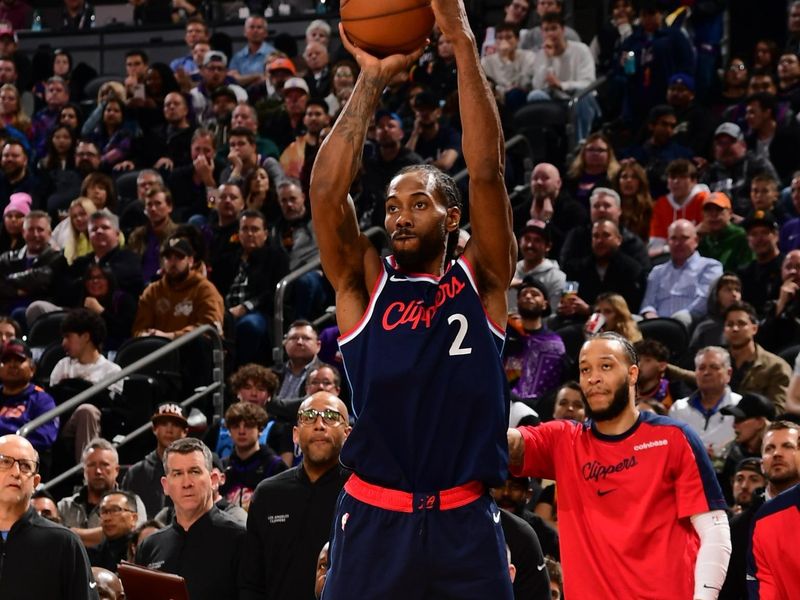 PHOENIX, AZ - JANUARY 27: Kawhi Leonard #2 of the LA Clippers shoots the ball during the game against the Phoenix Suns on January 27, 2025 at Footprint Center in Phoenix, Arizona. NOTE TO USER: User expressly acknowledges and agrees that, by downloading and or using this photograph, user is consenting to the terms and conditions of the Getty Images License Agreement. Mandatory Copyright Notice: Copyright 2025 NBAE (Photo by Kate Frese/NBAE via Getty Images)