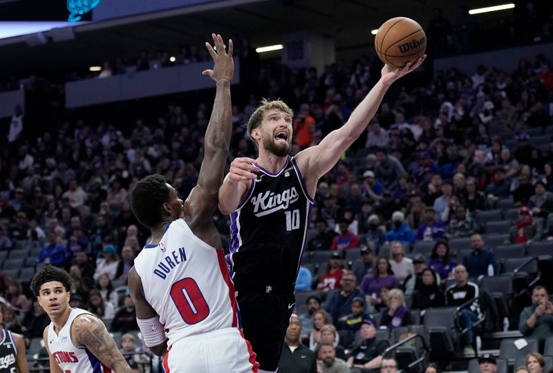 SACRAMENTO, CALIFORNIA - FEBRUARY 07: Domantas Sabonis #10 of the Sacramento Kings shoots the ball against Jalen Duren #0 of the Detroit Pistons in the third quarter at Golden 1 Center on February 07, 2024 in Sacramento, California. NOTE TO USER: User expressly acknowledges and agrees that, by downloading and or using this photograph, User is consenting to the terms and conditions of the Getty Images License Agreement. (Photo by Thearon W. Henderson/Getty Images)
