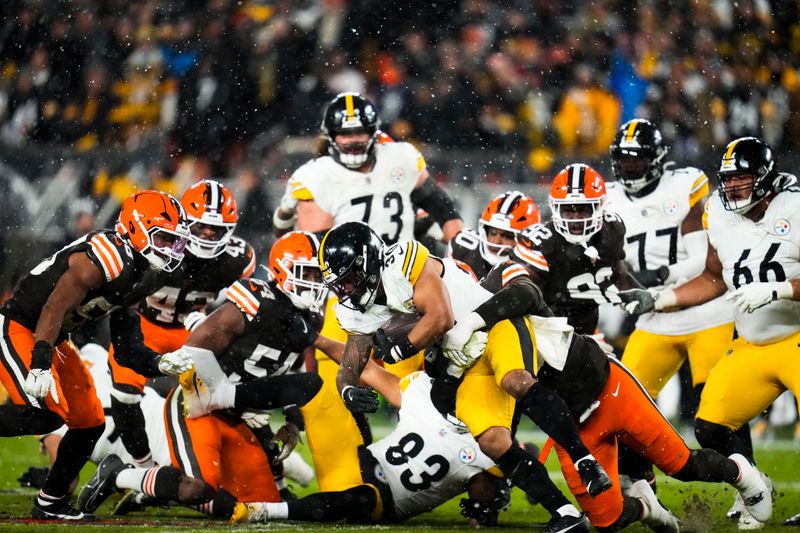 Pittsburgh Steelers running back Jaylen Warren (30) carries in the second half of an NFL football game against the Cleveland Browns, Thursday, Nov. 21, 2024, in Cleveland. (AP Photo/Sue Ogrocki)