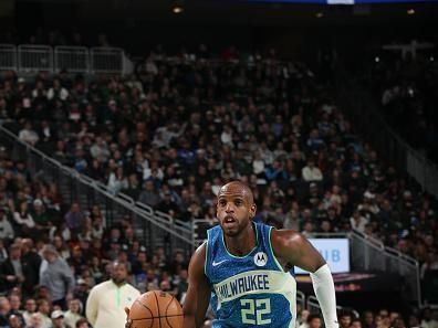 MILWAUKEE, WI - NOVEMBER 24: Khris Middleton #22 of the Milwaukee Bucks drives to the basket during the game against the Washington Wizards during the In-Season Tournament on November 24, 2023 at the Fiserv Forum Center in Milwaukee, Wisconsin. NOTE TO USER: User expressly acknowledges and agrees that, by downloading and or using this Photograph, user is consenting to the terms and conditions of the Getty Images License Agreement. Mandatory Copyright Notice: Copyright 2023 NBAE (Photo by Gary Dineen/NBAE via Getty Images).