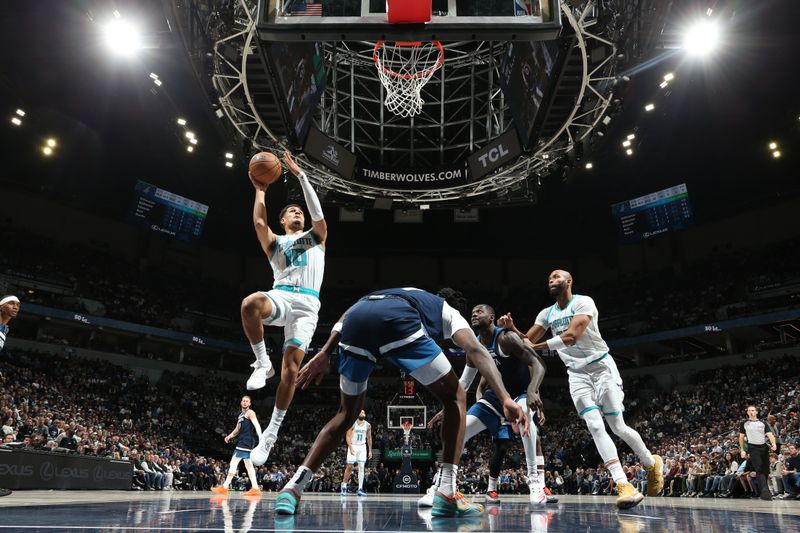 MINNEAPOLIS, MN -  NOVEMBER 4: Josh Green #10 of the Charlotte Hornets drives to the basket during the game Minnesota Timberwolves  on November 4, 2024 at Target Center in Minneapolis, Minnesota. NOTE TO USER: User expressly acknowledges and agrees that, by downloading and or using this Photograph, user is consenting to the terms and conditions of the Getty Images License Agreement. Mandatory Copyright Notice: Copyright 2024 NBAE (Photo by David Sherman/NBAE via Getty Images)