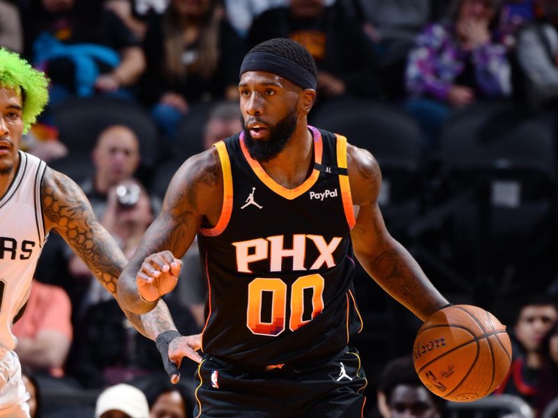 PHOENIX, AZ - DECEMBER 3: Royce O'Neale #00 of the Phoenix Suns dribbles the ball during the game against the San Antonio Spurs during a Emirates NBA Cup game on December 3, 2024 at Footprint Center in Phoenix, Arizona. NOTE TO USER: User expressly acknowledges and agrees that, by downloading and or using this photograph, user is consenting to the terms and conditions of the Getty Images License Agreement. Mandatory Copyright Notice: Copyright 2024 NBAE (Photo by Barry Gossage/NBAE via Getty Images)