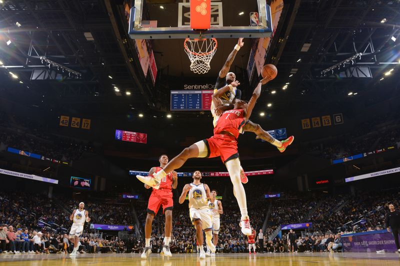 SAN FRANCISCO, CA - DECEMBER 5: Amen Thompson #1 of the Houston Rockets drives to the basket during the game against the Golden State Warriors on December 5, 2024 at Chase Center in San Francisco, California. NOTE TO USER: User expressly acknowledges and agrees that, by downloading and or using this photograph, user is consenting to the terms and conditions of Getty Images License Agreement. Mandatory Copyright Notice: Copyright 2024 NBAE (Photo by Noah Graham/NBAE via Getty Images)