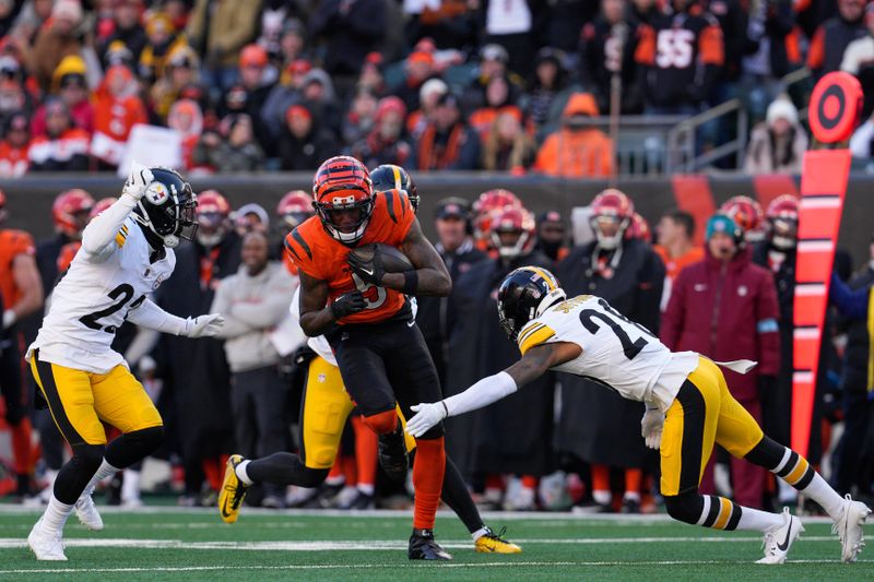 Cincinnati Bengals wide receiver Tee Higgins (5) runs after a catch during the second half of an NFL football game against the Pittsburgh Steelers, Sunday, Dec. 1, 2024, in Cincinnati. (AP Photo/Jeff Dean)