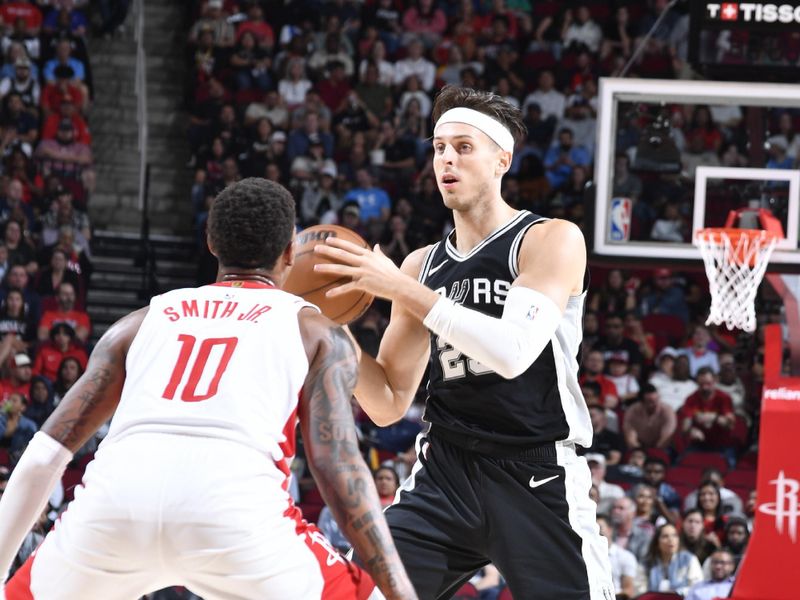 HOUSTON, TX - NOVEMBER 6: Zach Collins #23 of the San Antonio Spurs looks to pass the ball during the game against the Houston Rockets  on November 6, 2024 at the Toyota Center in Houston, Texas. NOTE TO USER: User expressly acknowledges and agrees that, by downloading and or using this photograph, User is consenting to the terms and conditions of the Getty Images License Agreement. Mandatory Copyright Notice: Copyright 2024 NBAE (Photo by Logan Riely/NBAE via Getty Images)