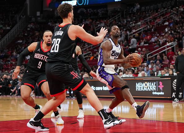 HOUSTON, TEXAS - NOVEMBER 04: Harrison Barnes #40 of the Sacramento Kings holds the ball as Alperen Sengun #28 of the Houston Rockets defends during the game at Toyota Center on November 04, 2023 in Houston, Texas. NOTE TO USER: User expressly acknowledges and agrees that, by downloading and or using this photograph, User is consenting to the terms and conditions of the Getty Images License Agreement. (Photo by Alex Bierens de Haan/Getty Images)