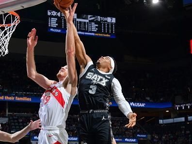 SAN ANTONIO, TX - NOVEMBER 5: Keldon Johnson #3 of the San Antonio Spurs grabs a rebound during the game against the Toronto Raptors on November 5, 2023 at the Frost Bank Center in San Antonio, Texas. NOTE TO USER: User expressly acknowledges and agrees that, by downloading and or using this photograph, user is consenting to the terms and conditions of the Getty Images License Agreement. Mandatory Copyright Notice: Copyright 2023 NBAE (Photos by Michael Gonzales/NBAE via Getty Images)