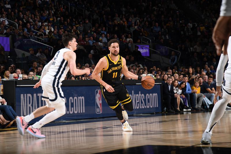 SAN FRANCISCO, CA - MARCH 20: Klay Thompson #11 of the Golden State Warriors dribbles the ball during the game against the Memphis Grizzlies on March 20, 2024 at Chase Center in San Francisco, California. NOTE TO USER: User expressly acknowledges and agrees that, by downloading and or using this photograph, user is consenting to the terms and conditions of Getty Images License Agreement. Mandatory Copyright Notice: Copyright 2024 NBAE (Photo by Noah Graham/NBAE via Getty Images)