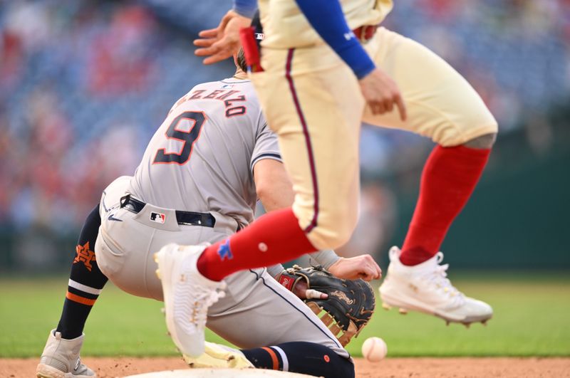 Aug 28, 2024; Philadelphia, Pennsylvania, USA; Philadelphia Phillies outfielder Austin Hays (9) beats a throw to first against Houston Astros first baseman Zach Dezenzo (9) for an infield single in the eighth inning at Citizens Bank Park. Mandatory Credit: Kyle Ross-USA TODAY Sports