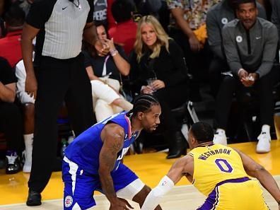 LOS ANGELES, CA - OCTOBER 20: Kawhi Leonard #2 of the LA Clippers dribbles the ball during the game against the Los Angeles Lakers on October 20, 2022 at Crypto.Com Arena in Los Angeles, California. NOTE TO USER: User expressly acknowledges and agrees that, by downloading and/or using this Photograph, user is consenting to the terms and conditions of the Getty Images License Agreement. Mandatory Copyright Notice: Copyright 2022 NBAE (Photo by Adam Pantozzi/NBAE via Getty Images)