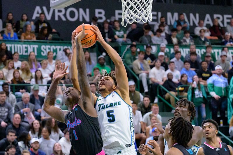 Jan 11, 2024; New Orleans, Louisiana, USA; Florida Atlantic Owls guard Johnell Davis (1) loses a rebound to Tulane Green Wave forward Collin Holloway (5) during the first half at Avron B. Fogelman Arena in Devlin Fieldhouse. Mandatory Credit: Matthew Hinton-USA TODAY Sports