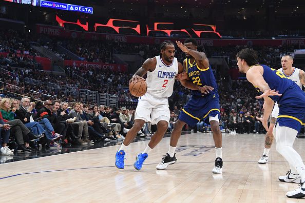 LOS ANGELES, CA - DECEMBER 14: Kawhi Leonard #2 of the LA Clippers dribbles the ball during the game against the Golden State Warriors on December 14, 2023 at Crypto.Com Arena in Los Angeles, California. NOTE TO USER: User expressly acknowledges and agrees that, by downloading and/or using this Photograph, user is consenting to the terms and conditions of the Getty Images License Agreement. Mandatory Copyright Notice: Copyright 2023 NBAE (Photo by Juan Ocampo/NBAE via Getty Images)