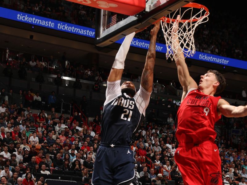 MIAMI, FL - NOVEMBER 24: Daniel Gafford #21 of the Dallas Mavericks shoots the ball during the game against the Miami Heat on November 24, 2024 at Kaseya Center in Miami, Florida. NOTE TO USER: User expressly acknowledges and agrees that, by downloading and or using this Photograph, user is consenting to the terms and conditions of the Getty Images License Agreement. Mandatory Copyright Notice: Copyright 2024 NBAE (Photo by Issac Baldizon/NBAE via Getty Images)