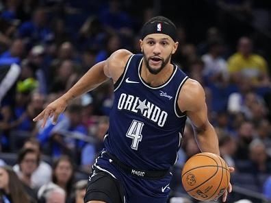 ORLANDO, FLORIDA - NOVEMBER 21: Jalen Suggs #4 of the Orlando Magic drives to the basket against the Toronto Raptors during the first quarter at Amway Center on November 21, 2023 in Orlando, Florida. NOTE TO USER: User expressly acknowledges and agrees that, by downloading and or using this photograph, User is consenting to the terms and conditions of the Getty Images License Agreement. (Photo by Rich Storry/Getty Images)