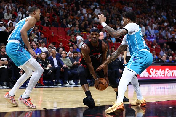 MIAMI, FLORIDA - DECEMBER 13: Jimmy Butler #22 of the Miami Heat drives to the basket against the Charlotte Hornets during the first quarter of the game at Kaseya Center on December 13, 2023 in Miami, Florida. NOTE TO USER: User expressly acknowledges and agrees that, by downloading and or using this photograph, User is consenting to the terms and conditions of the Getty Images License Agreement. (Photo by Megan Briggs/Getty Images)