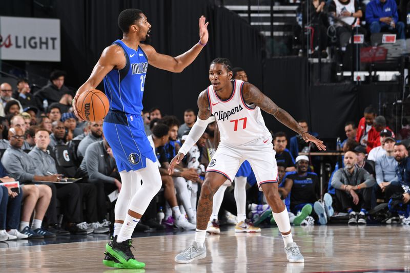 INGLEWOOD, CA - OCTOBER 14: Kevin Porter Jr. #77 of the LA Clippers plays defense during the game against the Dallas Mavericks on October 14, 2024 at Intuit Dome in Los Angeles, California. NOTE TO USER: User expressly acknowledges and agrees that, by downloading and/or using this Photograph, user is consenting to the terms and conditions of the Getty Images License Agreement. Mandatory Copyright Notice: Copyright 2024 NBAE (Photo by Juan Ocampo/NBAE via Getty Images)