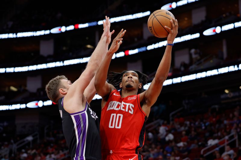 HOUSTON, TEXAS - NOVEMBER 06: Jermaine Samuels Jr. #00 of the Houston Rockets drives to the net against the Sacramento Kings during the second half at Toyota Center on November 06, 2023 in Houston, Texas. (Photo by Carmen Mandato/Getty Images)