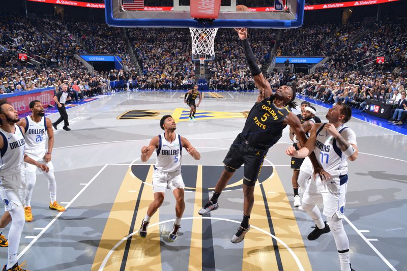 PHOENIX, AZ - NOVEMBER 12: Kevon Looney #5 of the Golden State Warriors drives to the basket during the game against the Dallas Mavericks during the Emirates NBA Cup game on November 12, 2024 at Footprint Center in Phoenix, Arizona. NOTE TO USER: User expressly acknowledges and agrees that, by downloading and or using this photograph, user is consenting to the terms and conditions of the Getty Images License Agreement. Mandatory Copyright Notice: Copyright 2024 NBAE (Photo by Barry Gossage/NBAE via Getty Images)