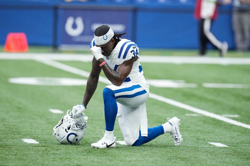 Indianapolis Colts cornerback Chris Lammons (34) kneels before an NFL preseason football game between the Chicago Bears and the Indianapolis Colts in Indianapolis, Saturday, Aug. 19, 2023. (AP Photo/Darron Cummings)