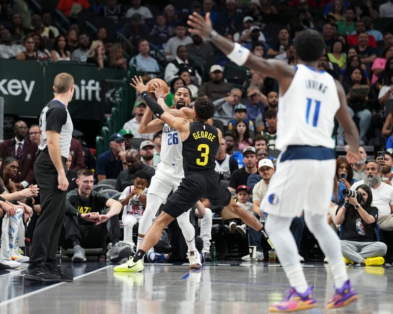 DALLAS, TX - OCTOBER 10: Spencer Dinwiddie #26 of the Dallas Mavericks looks to pass the ball during the game against the Utah Jazz on October 10, 2024 at American Airlines Center in Dallas, Texas. NOTE TO USER: User expressly acknowledges and agrees that, by downloading and or using this photograph, User is consenting to the terms and conditions of the Getty Images License Agreement. Mandatory Copyright Notice: Copyright 2024 NBAE (Photo by Glenn James/NBAE via Getty Images)