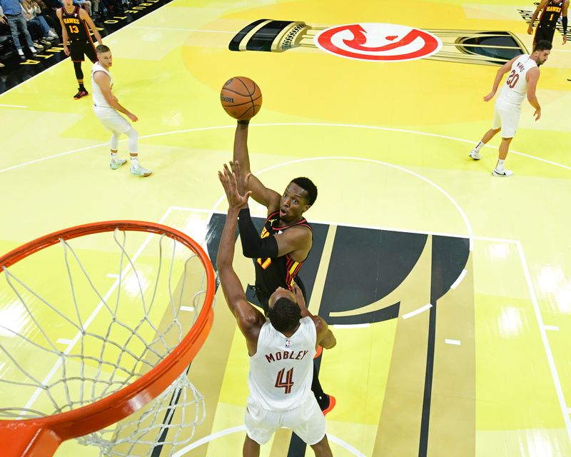 ATLANTA, GA - NOVEMBER 29: Onyeka Okongwu #17 of the Atlanta Hawks shoots the ball during the game against the Cleveland Cavaliers during the Emirates NBA Cup game on November 29, 2024 at State Farm Arena in Atlanta, Georgia.  NOTE TO USER: User expressly acknowledges and agrees that, by downloading and/or using this Photograph, user is consenting to the terms and conditions of the Getty Images License Agreement. Mandatory Copyright Notice: Copyright 2024 NBAE (Photo by Adam Hagy/NBAE via Getty Images)