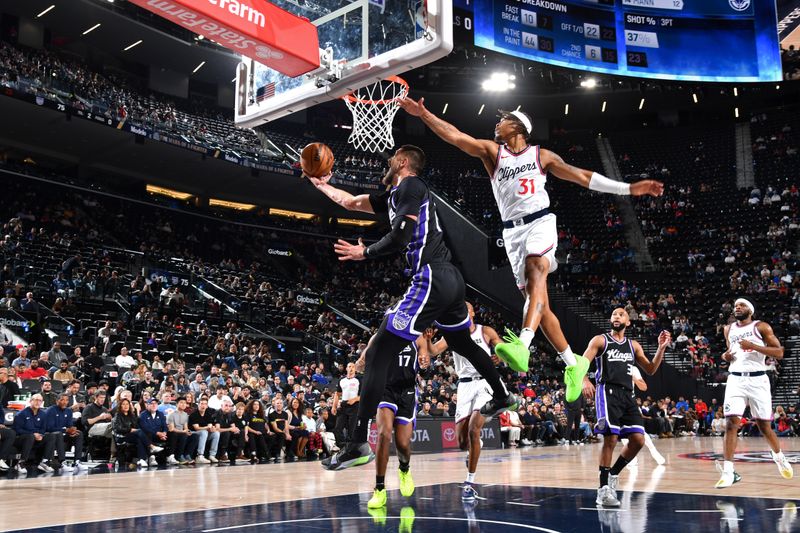 INGLEWOOD, CA - OCTOBER 17: Alex Len #25 of the Sacramento Kings drives to the basket during the game against the LA Clippers on October 17, 2024 at Intuit Dome in Los Angeles, California. NOTE TO USER: User expressly acknowledges and agrees that, by downloading and/or using this Photograph, user is consenting to the terms and conditions of the Getty Images License Agreement. Mandatory Copyright Notice: Copyright 2024 NBAE (Photo by Juan Ocampo/NBAE via Getty Images)