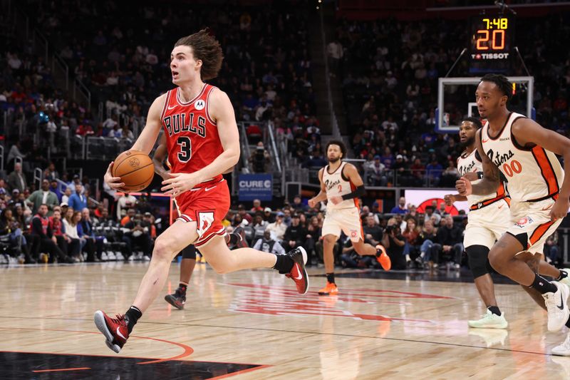 DETROIT, MICHIGAN - NOVEMBER 18: Josh Giddey #3 of the Chicago Bulls drives to the basket against the Detroit Pistons during the second half at Little Caesars Arena on November 18, 2024 in Detroit, Michigan. Chicago won the game 122-112. NOTE TO USER: User expressly acknowledges and agrees that, by downloading and or using this photograph, User is consenting to the terms and conditions of the Getty Images License. (Photo by Gregory Shamus/Getty Images)