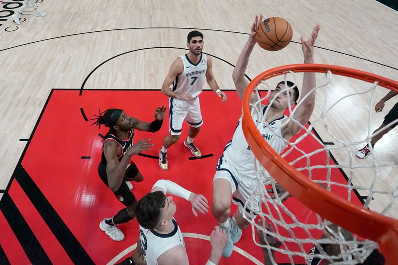 PORTLAND, OREGON - NOVEMBER 10: Zach Edey #14 of the Memphis Grizzlies grabs a rebound during the first half against the Portland Trail Blazers at Moda Center on November 10, 2024 in Portland, Oregon. NOTE TO USER: User expressly acknowledges and agrees that, by downloading and or using this photograph, User is consenting to the terms and conditions of the Getty Images License Agreement. (Photo by Soobum Im/Getty Images)