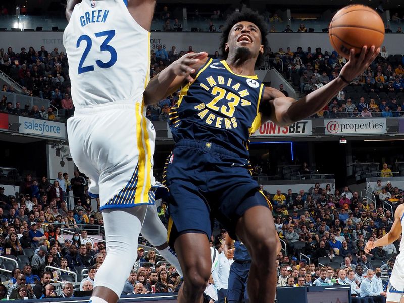 INDIANAPOLIS, IN - DECEMBER 14: Aaron Nesmith #23 of the Indiana Pacers drives to the basket during the game against the Golden State Warriors on December 14, 2022 at Gainbridge Fieldhouse in Indianapolis, Indiana. NOTE TO USER: User expressly acknowledges and agrees that, by downloading and or using this Photograph, user is consenting to the terms and conditions of the Getty Images License Agreement. Mandatory Copyright Notice: Copyright 2022 NBAE (Photo by Ron Hoskins/NBAE via Getty Images)