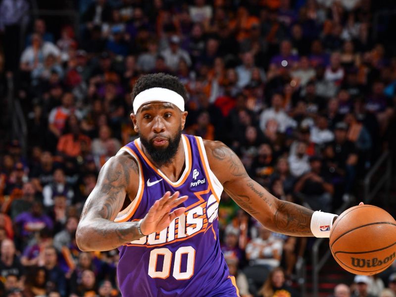 PHOENIX, AZ - MARCH 2: Royce O'Neale #00 of the Phoenix Suns dribbles the ball during the game against the Houston Rockets on March 2, 2024 at Footprint Center in Phoenix, Arizona. NOTE TO USER: User expressly acknowledges and agrees that, by downloading and or using this photograph, user is consenting to the terms and conditions of the Getty Images License Agreement. Mandatory Copyright Notice: Copyright 2024 NBAE (Photo by Barry Gossage/NBAE via Getty Images)