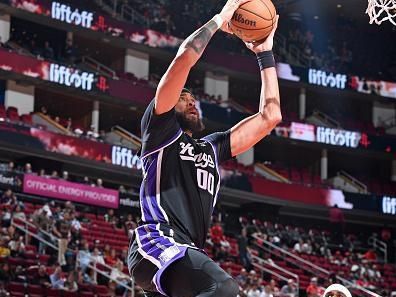 HOUSTON, TX - NOVEMBER 6: JaVale McGee #00 of the Sacramento Kings dunks the ball during the game against the Houston Rockets on November 6, 2023 at the Toyota Center in Houston, Texas. NOTE TO USER: User expressly acknowledges and agrees that, by downloading and or using this photograph, User is consenting to the terms and conditions of the Getty Images License Agreement. Mandatory Copyright Notice: Copyright 2023 NBAE (Photo by Logan Riely/NBAE via Getty Images)