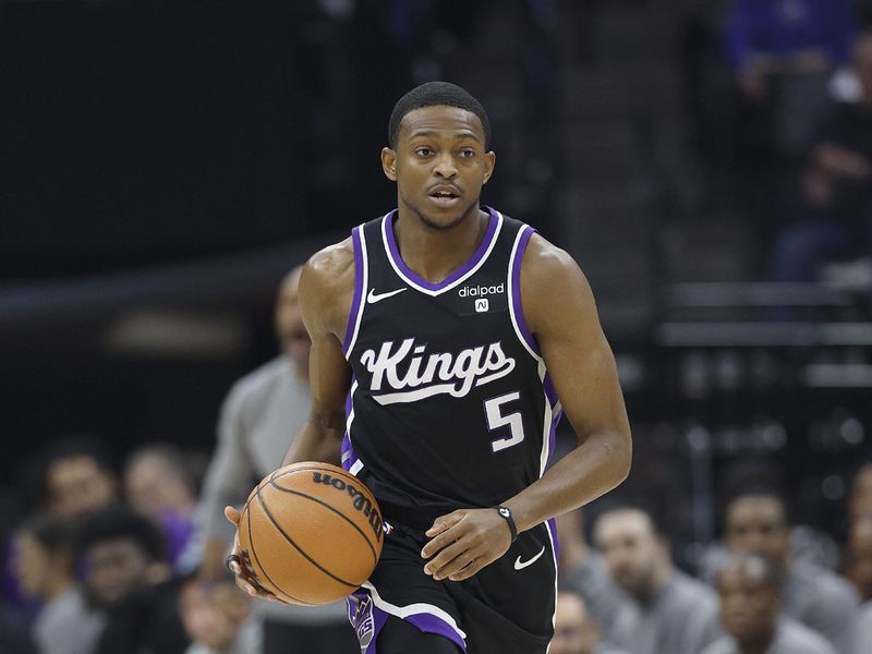 SACRAMENTO, CALIFORNIA - JANUARY 03: De'Aaron Fox #5 of the Sacramento Kings dribbles the ball up court against the Orlando Magic during the first half of an NBA basketball game at Golden 1 Center on January 03, 2024 in Sacramento, California. NOTE TO USER: User expressly acknowledges and agrees that, by downloading and or using this photograph, User is consenting to the terms and conditions of the Getty Images License Agreement. (Photo by Thearon W. Henderson/Getty Images)