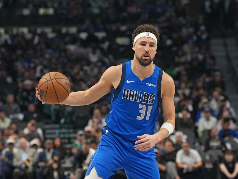 DALLAS, TX - FEBRUARY 10: Klay Thompson #31 of the Dallas Mavericks handles the ball during the game against the Sacramento Kings on February 10, 2025 at American Airlines Center in Dallas, Texas. NOTE TO USER: User expressly acknowledges and agrees that, by downloading and or using this photograph, User is consenting to the terms and conditions of the Getty Images License Agreement. Mandatory Copyright Notice: Copyright 2025 NBAE (Photo by Glenn James/NBAE via Getty Images)