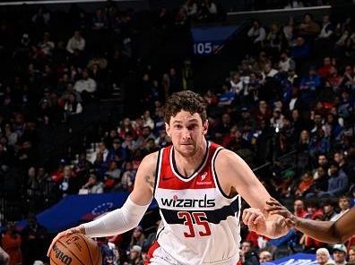 PHILADELPHIA, PA - DECEMBER 11: Mike Muscala #35 of the Washington Wizards drives to the basket during the game against the Philadelphia 76ers on December 11, 2023 at the Wells Fargo Center in Philadelphia, Pennsylvania NOTE TO USER: User expressly acknowledges and agrees that, by downloading and/or using this Photograph, user is consenting to the terms and conditions of the Getty Images License Agreement. Mandatory Copyright Notice: Copyright 2023 NBAE (Photo by David Dow/NBAE via Getty Images)