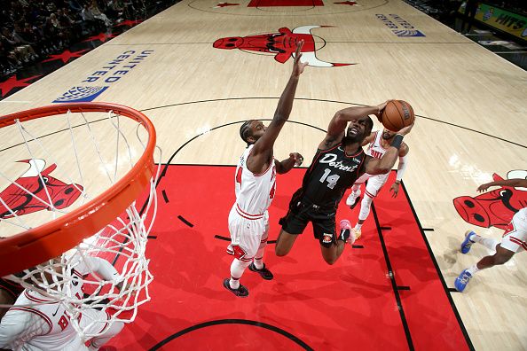 CHICAGO, IL - NOVEMBER 12: Alec Burks #14 of the Detroit Pistons shoots the ball during the game against the Chicago Bulls on November 12, 2023 at United Center in Chicago, Illinois. NOTE TO USER: User expressly acknowledges and agrees that, by downloading and or using this photograph, User is consenting to the terms and conditions of the Getty Images License Agreement. Mandatory Copyright Notice: Copyright 2023 NBAE (Photo by Gary Dineen/NBAE via Getty Images)