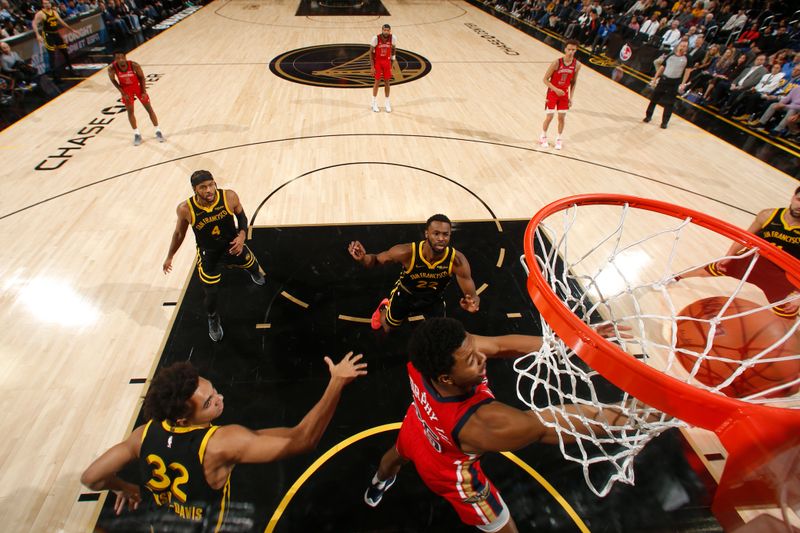 SAN FRANCISCO, CA - JANUARY 10: Trey Murphy III #25 of the New Orleans Pelicans drives to the basket during the game against the Golden State Warriors on January 10, 2024 at Chase Center in San Francisco, California. NOTE TO USER: User expressly acknowledges and agrees that, by downloading and or using this photograph, user is consenting to the terms and conditions of Getty Images License Agreement. Mandatory Copyright Notice: Copyright 2024 NBAE (Photo by Jed Jacobsohn/NBAE via Getty Images)