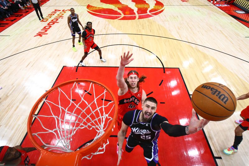 TORONTO, CANADA - MARCH 20: Alex Len #25 of the Sacramento Kings drives to the basket during the game against the Toronto Raptors on March 20, 2024 at the Scotiabank Arena in Toronto, Ontario, Canada.  NOTE TO USER: User expressly acknowledges and agrees that, by downloading and or using this Photograph, user is consenting to the terms and conditions of the Getty Images License Agreement.  Mandatory Copyright Notice: Copyright 2024 NBAE (Photo by Vaughn Ridley/NBAE via Getty Images)