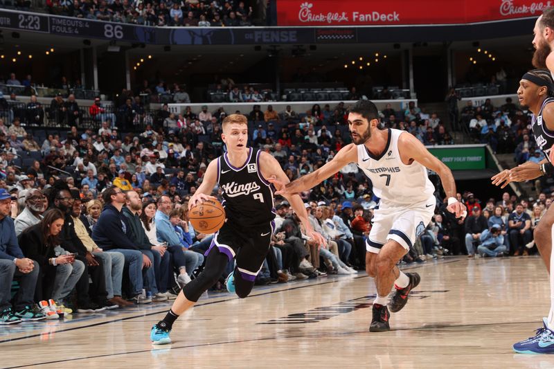 MEMPHIS, TN - DECEMBER 5: Kevin Huerter #9 of the Sacramento Kings drives to the basket during the game against the Memphis Grizzlies on December 5, 2024 at FedExForum in Memphis, Tennessee. NOTE TO USER: User expressly acknowledges and agrees that, by downloading and or using this photograph, User is consenting to the terms and conditions of the Getty Images License Agreement. Mandatory Copyright Notice: Copyright 2024 NBAE (Photo by Joe Murphy/NBAE via Getty Images)