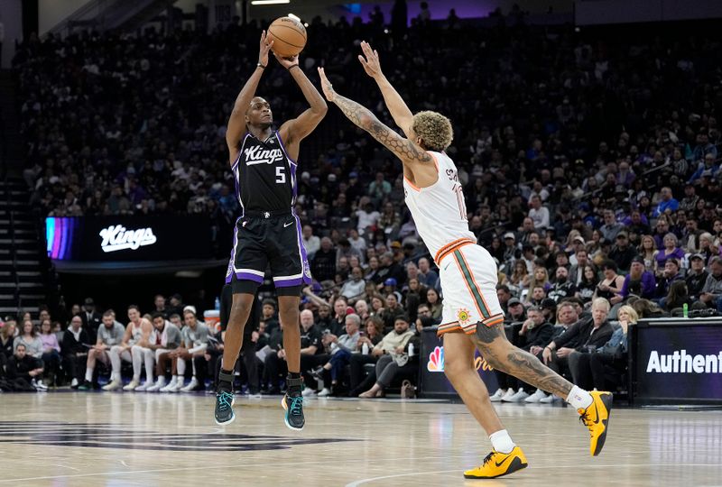 SACRAMENTO, CALIFORNIA - MARCH 07: De'Aaron Fox #5 of the Sacramento Kings shoots over Jeremy Sochan #10 of the San Antonio Spurs during the second half at Golden 1 Center on March 07, 2024 in Sacramento, California. NOTE TO USER: User expressly acknowledges and agrees that, by downloading and or using this photograph, User is consenting to the terms and conditions of the Getty Images License Agreement. (Photo by Thearon W. Henderson/Getty Images)