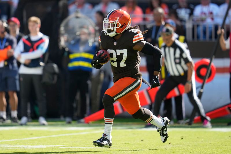 Cleveland Browns running back D'Onta Foreman (27) returns a kickoff in the first half of an NFL football game against the Cincinnati Bengals, Sunday, Oct. 20, 2024, in Cleveland. (AP Photo/Sue Ogrocki)