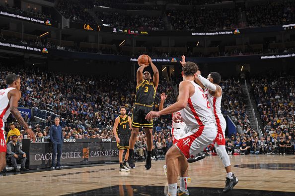 SAN FRANCISCO, CA - NOVEMBER 20: Chris Paul #3 of the Golden State Warriors shoots the ball during the game against the Houston Rockets on November 20, 2023 at Chase Center in San Francisco, California. NOTE TO USER: User expressly acknowledges and agrees that, by downloading and or using this photograph, user is consenting to the terms and conditions of Getty Images License Agreement. Mandatory Copyright Notice: Copyright 2023 NBAE (Photo by Noah Graham/NBAE via Getty Images)