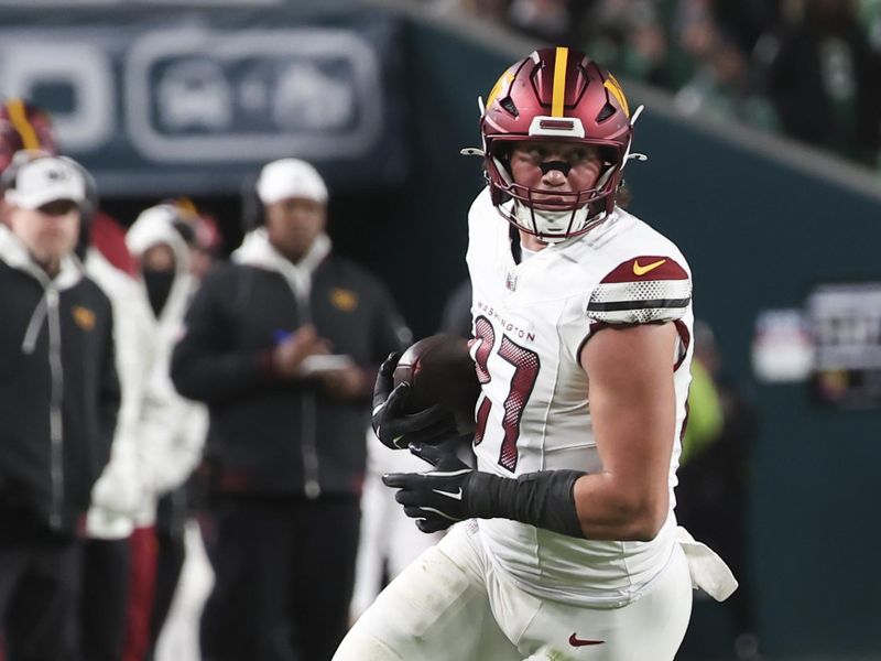 Washington Commanders tight end John Bates (87) runs after a catch during an NFL football game against the Philadelphia Eagles, Thursday, Nov. 14, 2024, in Philadelphia, PA. (AP Photo/Peter Joneleit)