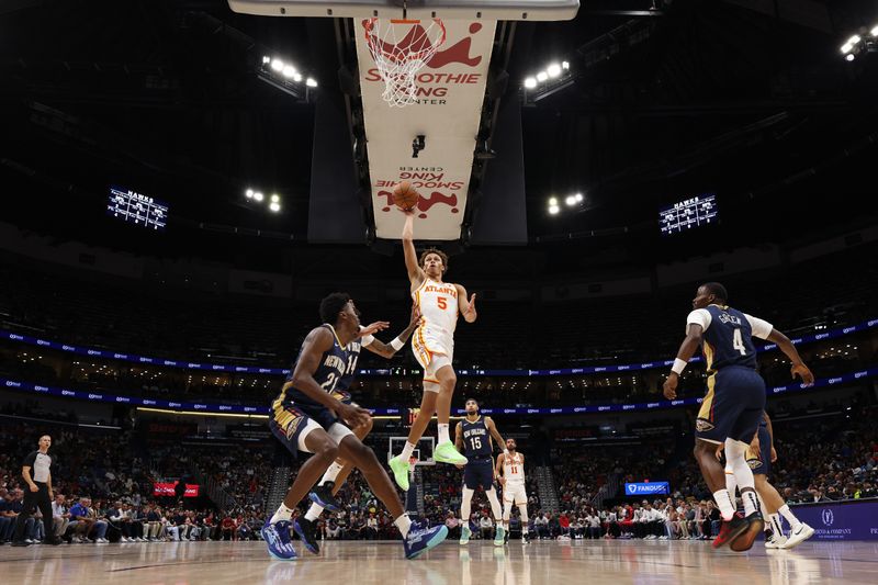 CHICAGO, IL - NOVEMBER 3: Dyson Daniels #5 of the Atlanta Hawks shoots the ball during the game against the New Orleans Pelicans on November 3, 2024 at United Center in Chicago, Illinois. NOTE TO USER: User expressly acknowledges and agrees that, by downloading and or using this photograph, User is consenting to the terms and conditions of the Getty Images License Agreement. Mandatory Copyright Notice: Copyright 2024 NBAE (Photo by Jeff Haynes/NBAE via Getty Images)