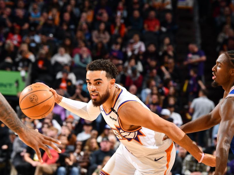 PHOENIX, AZ - NOVEMBER 4: Tyus Jones #21 of the Phoenix Suns drives to the basket during the game against the Philadelphia 76ers on November 4, 2024 at Footprint Center in Phoenix, Arizona. NOTE TO USER: User expressly acknowledges and agrees that, by downloading and or using this photograph, user is consenting to the terms and conditions of the Getty Images License Agreement. Mandatory Copyright Notice: Copyright 2024 NBAE (Photo by Barry Gossage/NBAE via Getty Images)