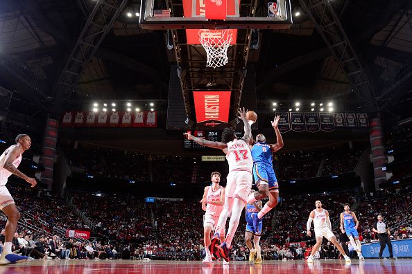 HOUSTON, TX - DECEMBER 6:   Jalen Williams #8 of the Oklahoma City Thunder drives to the basket during the game against the Houston Rockets on December 6, 2023 at the Toyota Center in Houston, Texas. NOTE TO USER: User expressly acknowledges and agrees that, by downloading and or using this photograph, User is consenting to the terms and conditions of the Getty Images License Agreement. Mandatory Copyright Notice: Copyright 2023 NBAE (Photo by Michael Gonzales/NBAE via Getty Images)